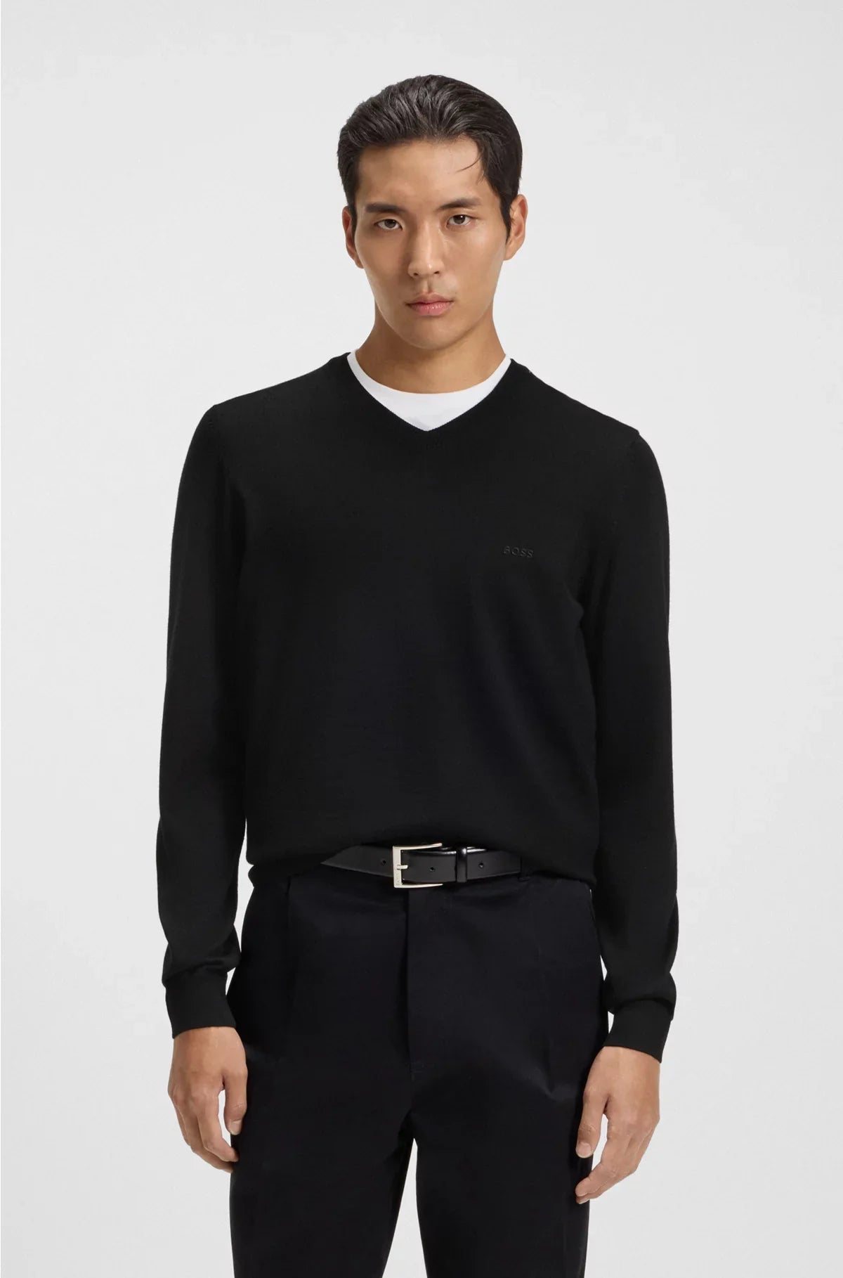 MAGLIONE SCOLLO A V IN PURA LANA VERGINE CON LOGO RICAMATO