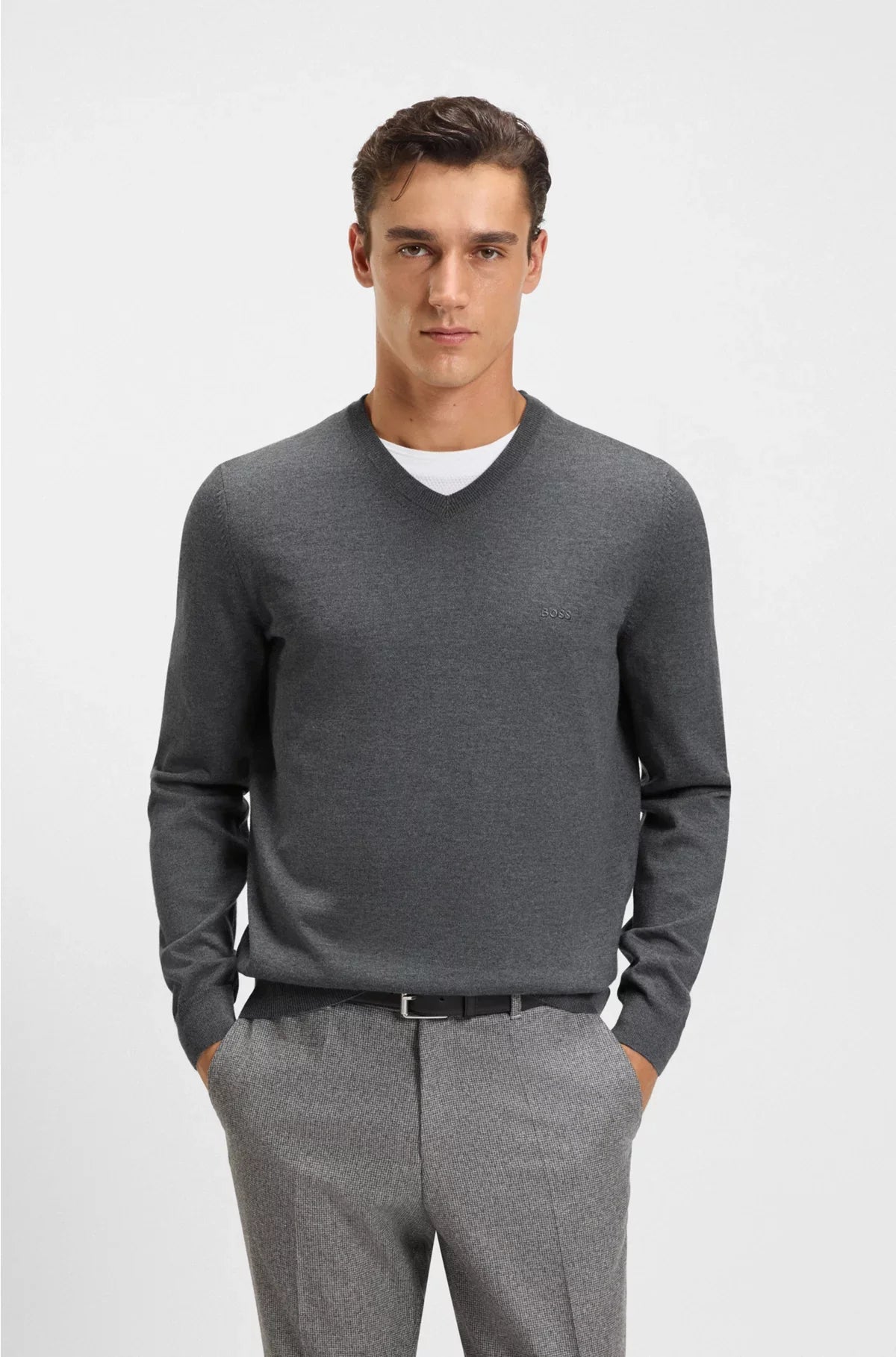 MAGLIONE SCOLLO A V IN PURA LANA VERGINE CON LOGO RICAMATO