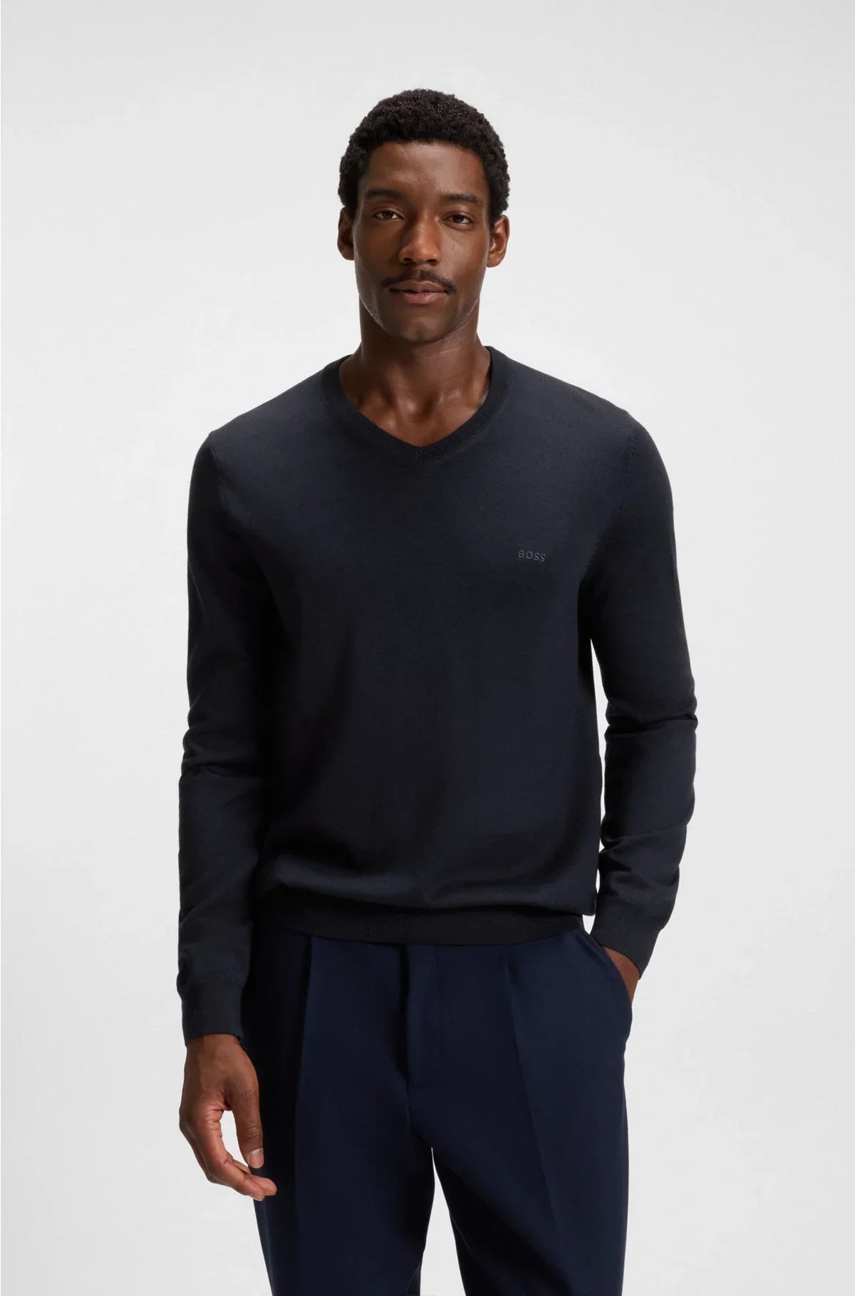 MAGLIONE SCOLLO A V IN PURA LANA VERGINE CON LOGO RICAMATO