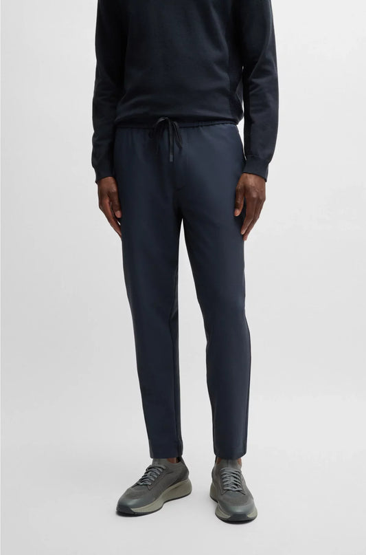 CHINO A VITA SCALATA IN TESSUTO ELASTICIZZATO IN QUATTRO DIREZIONI EASY-IRON