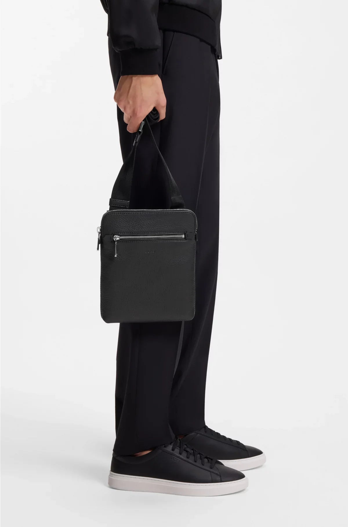 ENVELOPE BAG IN GRAINED ITALIAN LEATHER WITH EMBOSSED LOGO