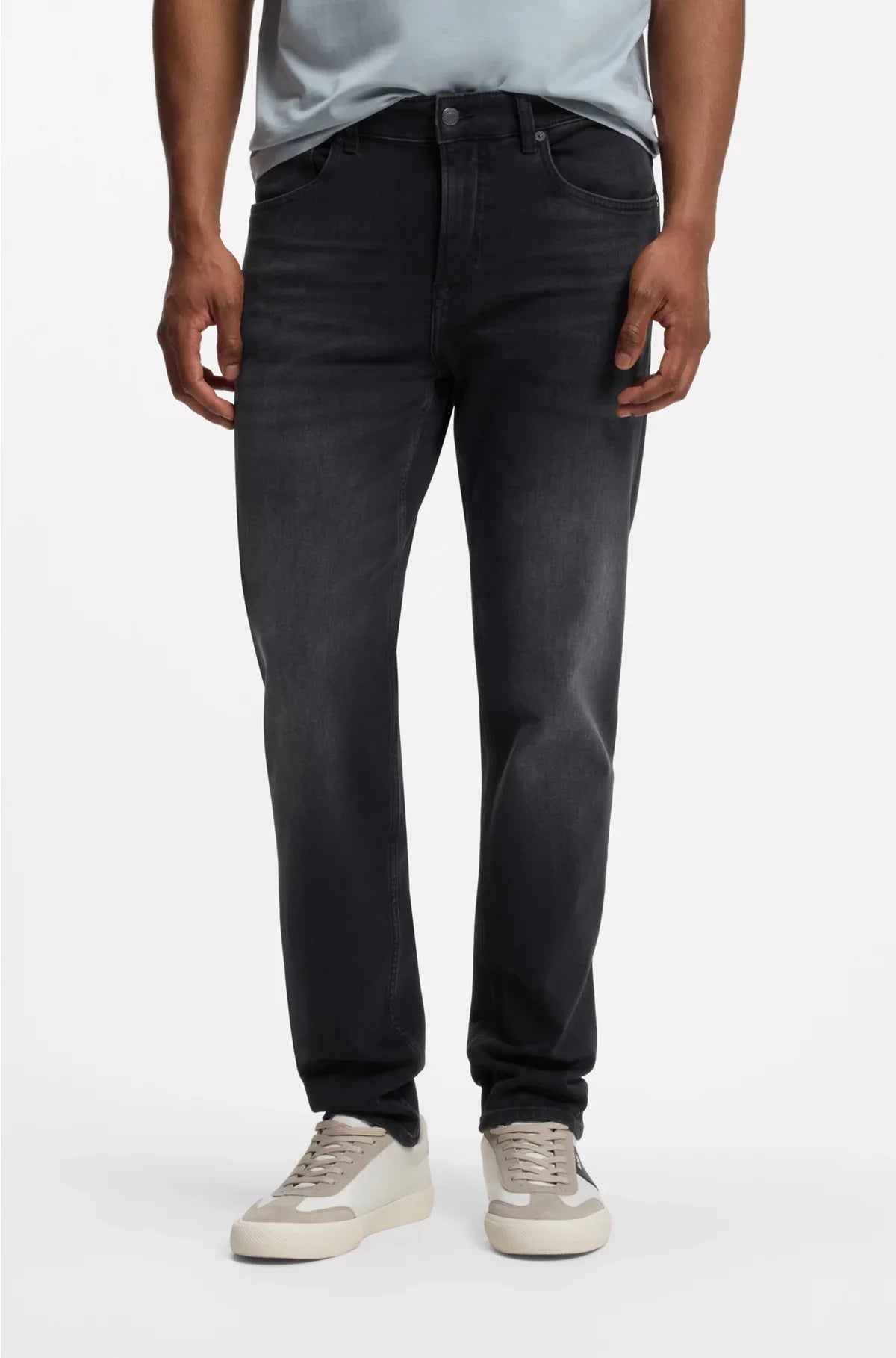 TAPERED-FIT JEANS IN BLACK COMFORT-STRETCH DENIM