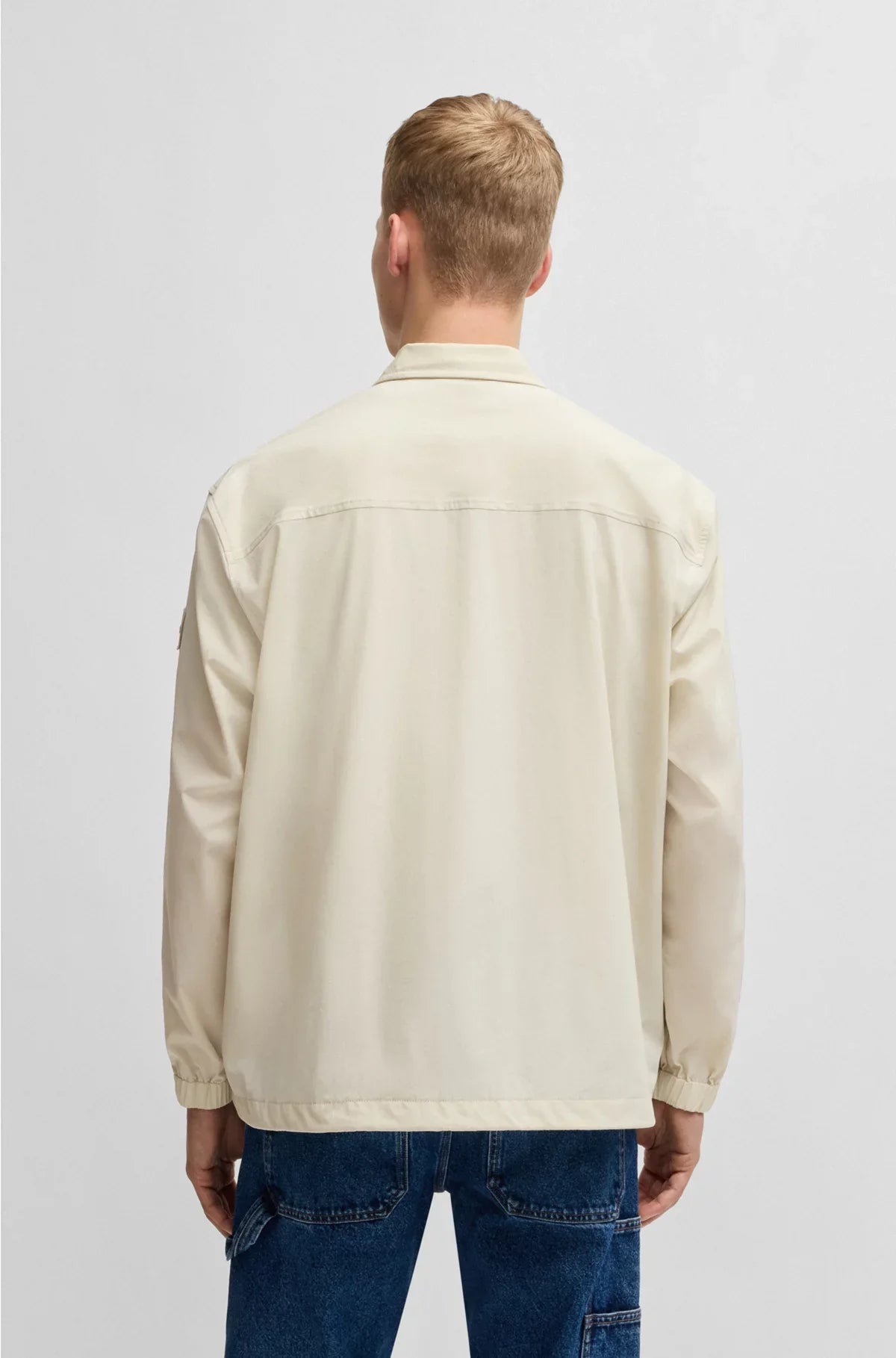 SOPRACAMICIA DALLA VESTIBILITÀ OVERSIZE IN TESSUTO ELASTICIZZATO IDROREPELLENTE