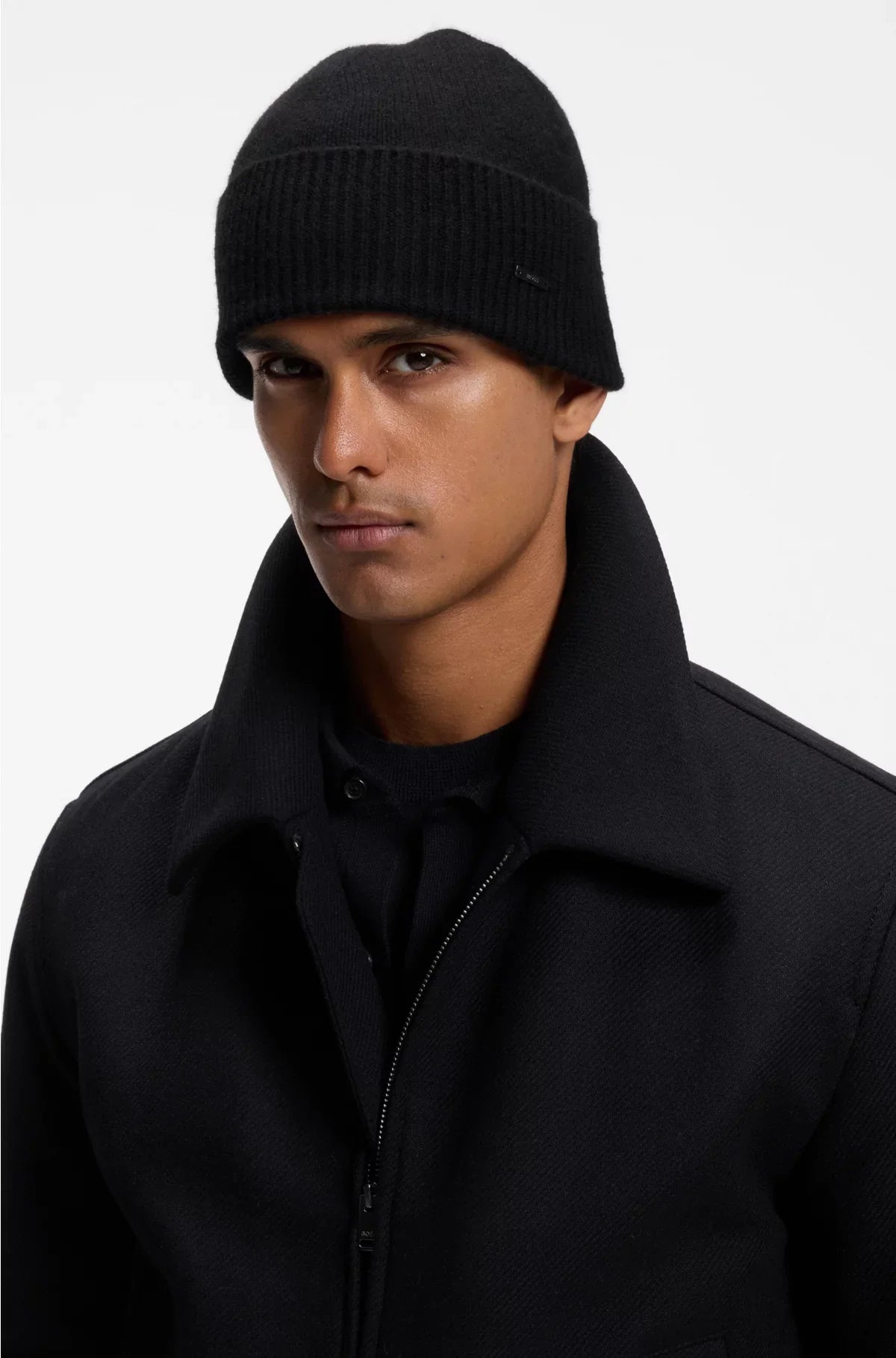 CASHMERE BEANIE HAT WITH LOGO PLAQUE