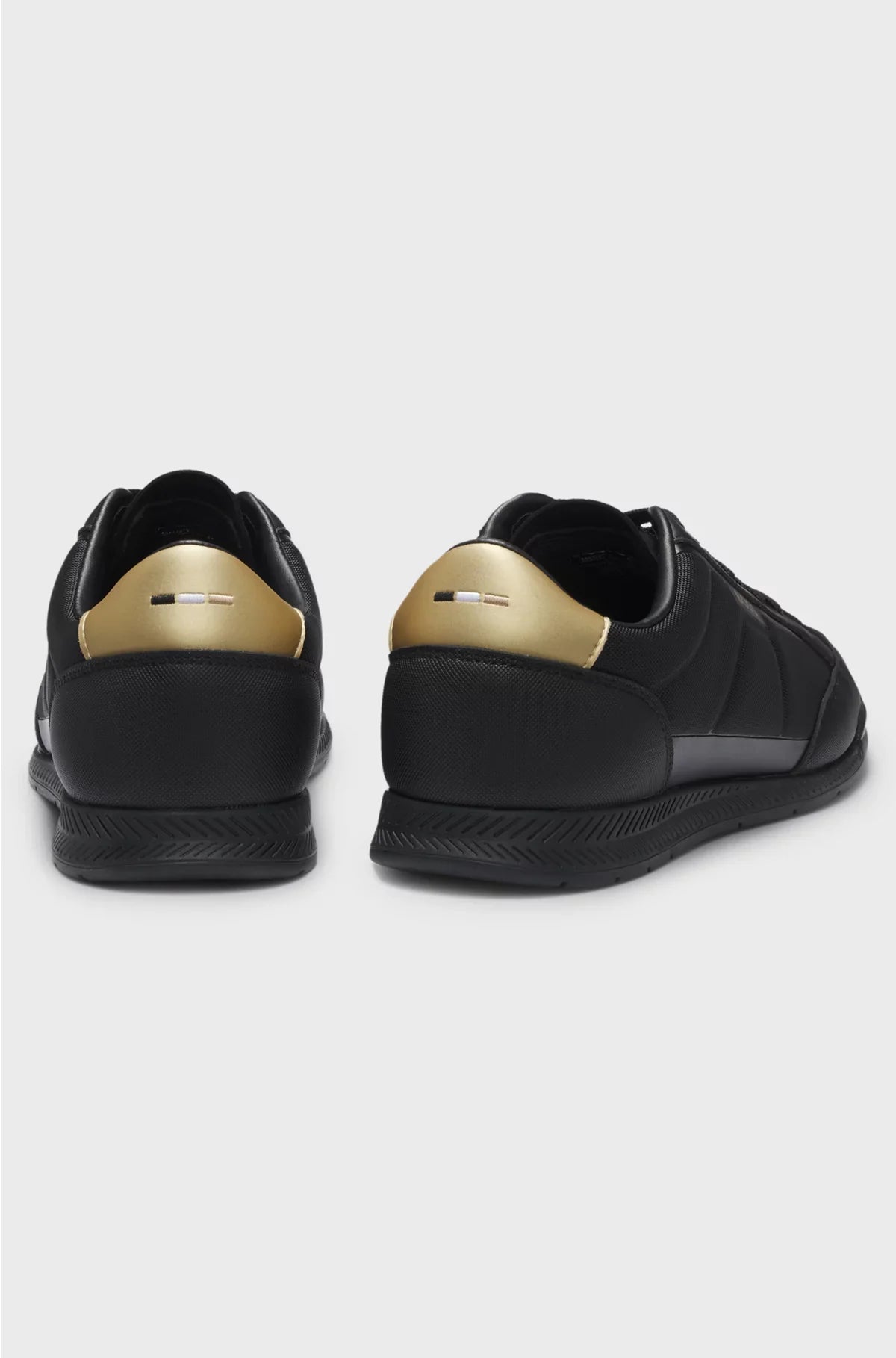 SNEAKERS IN MATERIALI MISTI CON TALLONCINO A CONTRASTO