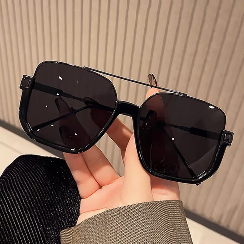 Occhiali da sole alla moda con lenti colorate e leggere