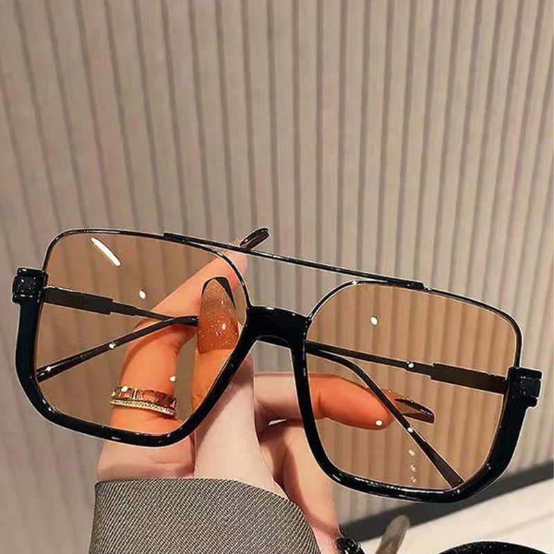 Occhiali da sole alla moda con lenti colorate e leggere