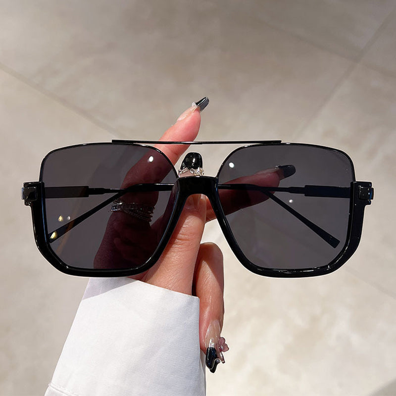 Occhiali da sole alla moda con lenti colorate e leggere