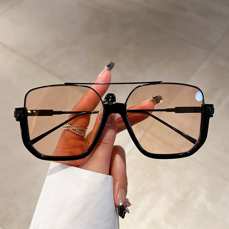 Occhiali da sole alla moda con lenti colorate e leggere