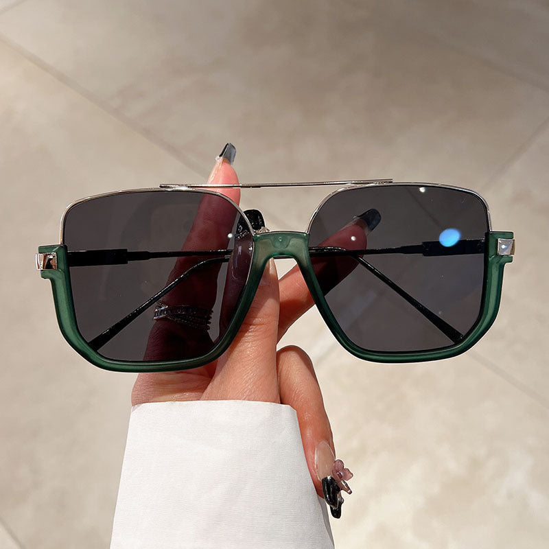 Occhiali da sole alla moda con lenti colorate e leggere