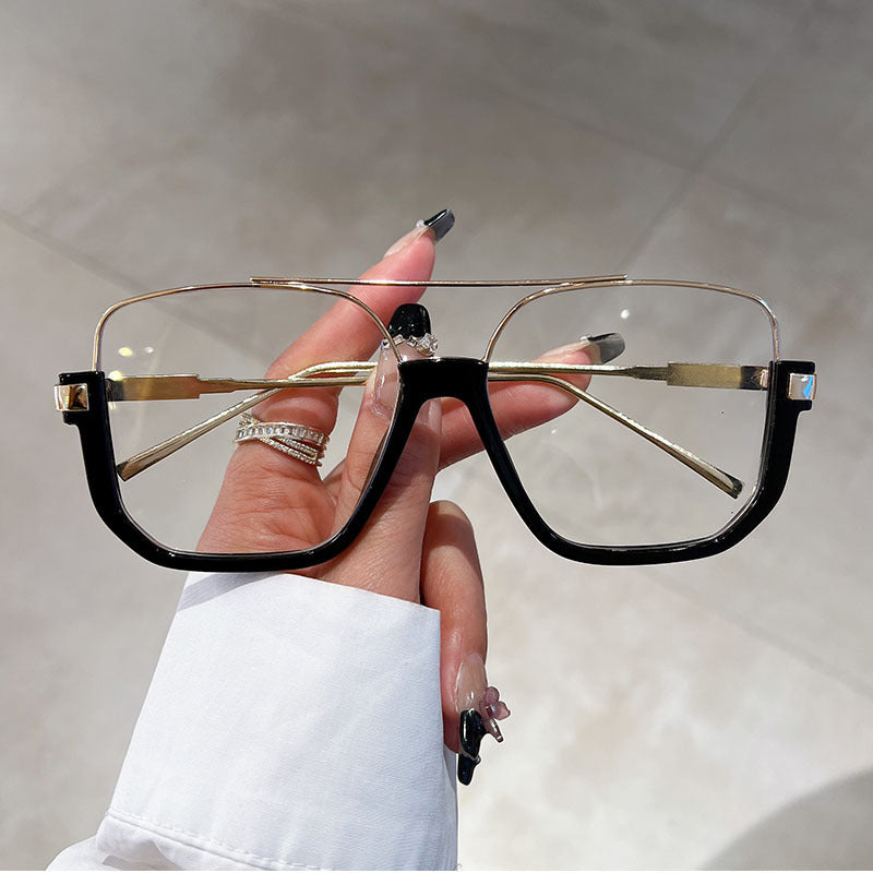 Occhiali da sole alla moda con lenti colorate e leggere