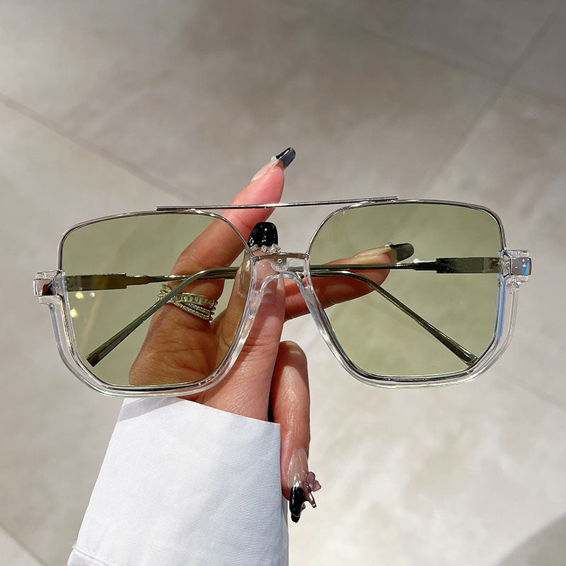 Occhiali da sole alla moda con lenti colorate e leggere