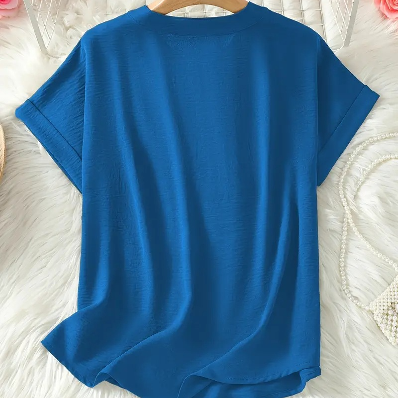 💎 SCONTO DEL 60%! 💎 Top a maniche corte casual – Scollo a V con intaglio, orlo asimmetrico e tessuto leggero (5 colori, S–2XL) 👕🌸